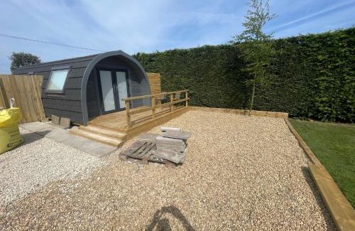 Frampton Apartment | Pine Lodge Posh Glamping With Wood Fired Hot Tub & Big Lincolnshire Skies