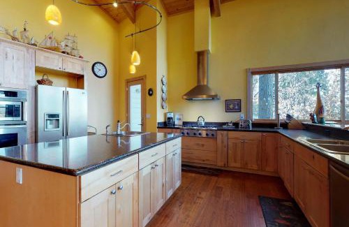 Groveland House | Pine Mountain Getaway (02-461)