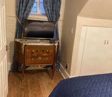 Cheesman Park Apartment | Pineapple House, Cozy Garden Apartment, City Center! Marble-Tiled Bathroom! FREE parking!