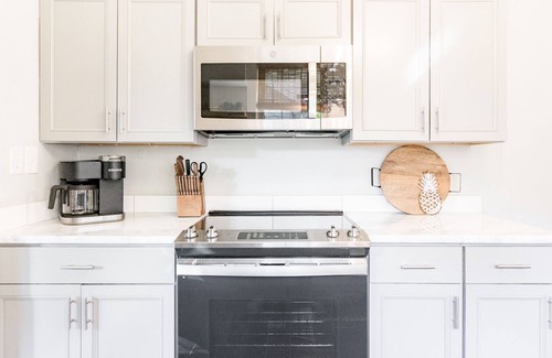 Florence House | Pineapple House: Historic. Southern Charm. Walk Downtown.