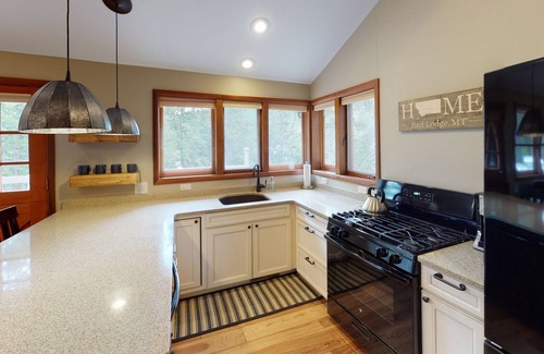 Red Lodge House | Pinecone Cabin, Wi-Fi, Dog Friendly, Fireplace, Deck