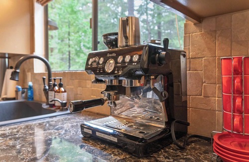 Dorrington Cabin | Pinecone Cottage Hot Tub Firepit, Espresso, Rec Center Pool, SUP, A/C