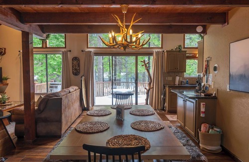 Dorrington Cabin | Pinecone Cottage Hot Tub Firepit, Espresso, Rec Center Pool, SUP, A/C