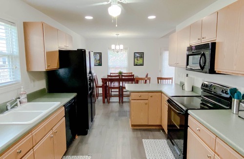 Aberdeen House | Pinehurst FORE-Bedroom Ranch with Golf Garage & Fenced Large Yard