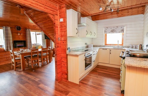 Bleddfa Cottage | PINES PITCH, pet friendly, with hot tub in Knighton