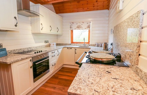 Bleddfa Cottage | PINES PITCH, pet friendly, with hot tub in Knighton