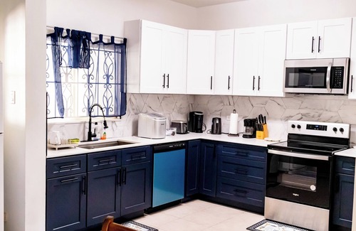 West Gate Hills Apartment | PINES VACATION RENTALS- EXCELLENT LOCATION, MINUTES FROM EVERYTHING.