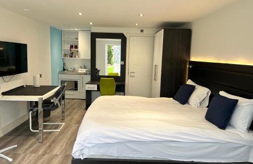 Iver House | Pinewood Guest House