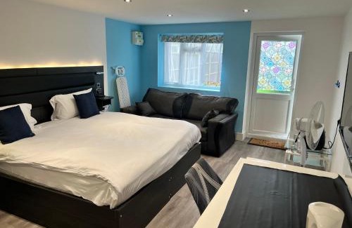 Iver House | Pinewood Guest House