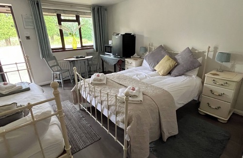 Ibstock Bed & Breakfast | Pinewood Lodge
