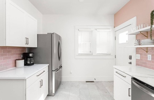 Holy Cross House | Pink Bachelorette 4bd/2b home + 4 min to Mass Ave!