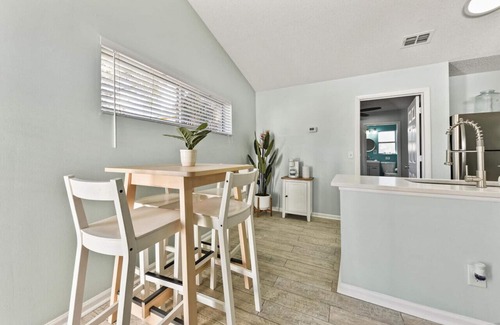 Jacksonville Beach House | Pink Dolphin 3| Beachside Cottage| Walk Everywhere