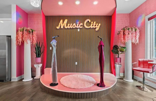 Nashville Apartment | Pink Honky-Tonk – Nashville’s ultimate Barbiecore getaway!