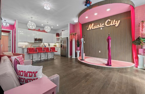 Nashville Apartment | Pink Honky-Tonk – Nashville’s ultimate Barbiecore getaway!