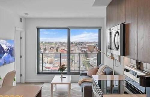 Crescent Heights Apartment | "Pink Lemon" 2BR |Mins to Saddledome|Rooftop Patio