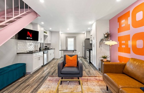 St. Edwards House | Pink Palace SoCo Dream Townhome!