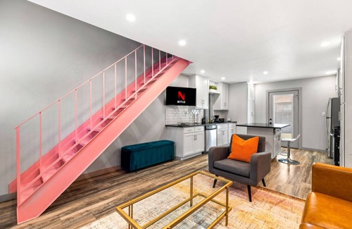 St. Edwards House | Pink Palace SoCo Dream Townhome!