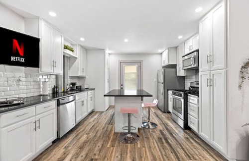St. Edwards House | Pink Palace SoCo Dream Townhome!