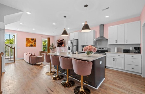 Talbot's Corner House | Pink-Themed 3BR, Sleeps 10, Perfect for Girls Trip