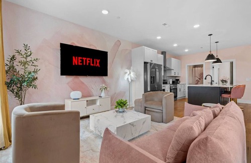 Talbot's Corner House | Pink-Themed 3BR, Sleeps 10, Perfect for Girls Trip