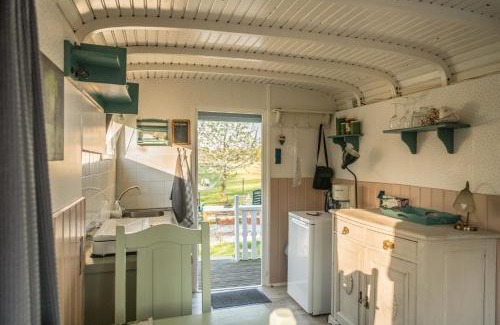 Onstwedde Bed & Breakfast | Pipowagen Elsebein Groningen Westerwolde unieke ligging met eigen tuin en vrij uitzicht over veld naar natuurgebied