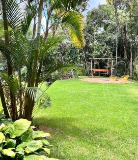 Sao Sebastiao das Aguas Claras House | PISCINA AQUECIDA, 5 SUÍTES, trilha privativa até o riacho, Wi-fi, estacionamento, ampla área externa cercada de natureza exuberante - 200m do vilarejo