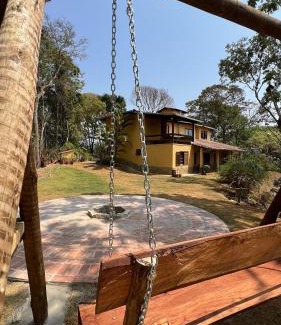 Sao Sebastiao das Aguas Claras House | PISCINA AQUECIDA, 5 SUÍTES, trilha privativa até o riacho, Wi-fi, estacionamento, ampla área externa cercada de natureza exuberante - 200m do vilarejo