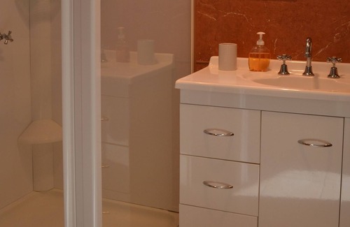 Warwick Apartment | Pitstop Cottage