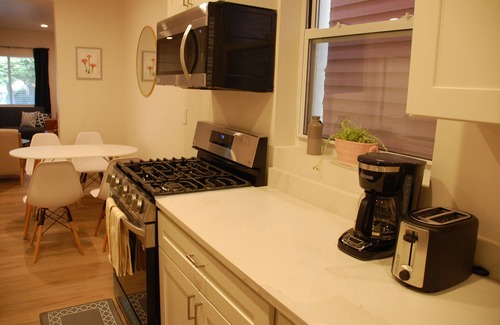 East Liberty Apartment | Pittsburgh Delight - Comfy 2B/1B Apt w/Private Parking, First Floor Unit