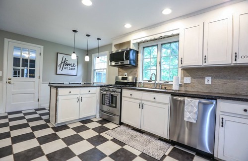 Pittsford House | Pittsford Village Home. Walk to Everything Restaurants, Shops, Canal Trail, YMCA