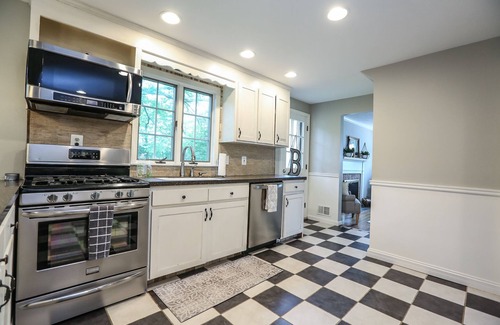 Pittsford House | Pittsford Village Home. Walk to Everything Restaurants, Shops, Canal Trail, YMCA