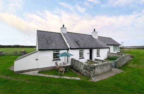 Caergeiliog House | Plas Bach - Three Bedroom House, Sleeps 5