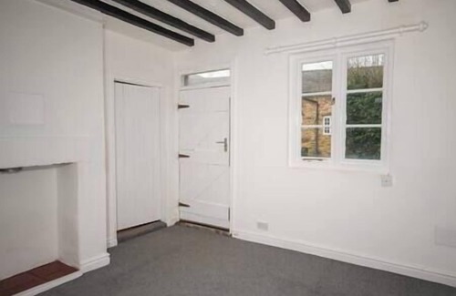 Mynydd Isa Cottage | Plas Bellin Cosy Cottage Kitchen & Bath Wi-Fi & TV Pet-Friendly