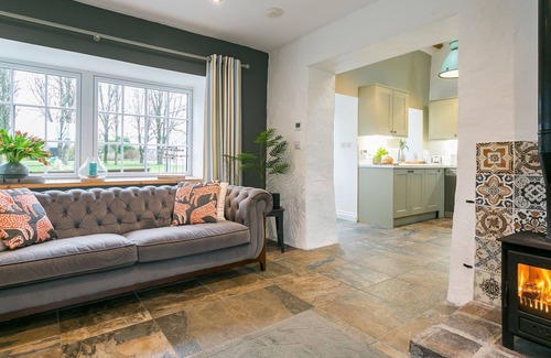 Bryngwran Cottage | Plas Coach House - a hot tub that sleeps 6 guests in 3 bedrooms