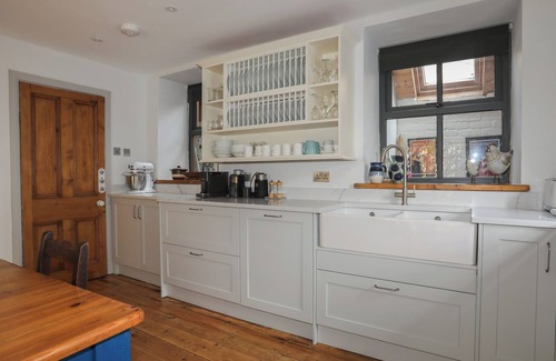 Beaumaris House | PLAS ELYN, pet friendly, luxury holiday cottage in Beaumaris