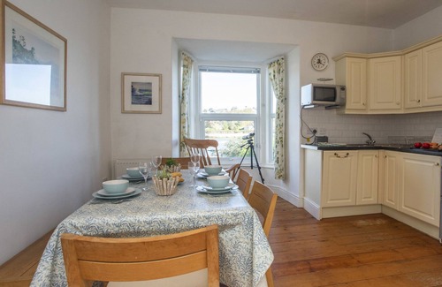 Borth-y-Gest Cottage | PLAS MOR, pet friendly, with a garden in Borth-Y-Gest