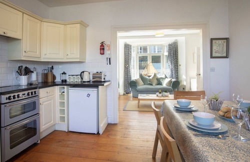 Borth-y-Gest Cottage | PLAS MOR, pet friendly, with a garden in Borth-Y-Gest