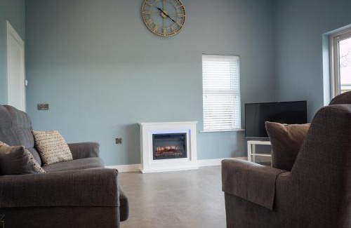 Enniskillen Ski Chalet | Platinum Lakeside Lodge at Mullans Bay