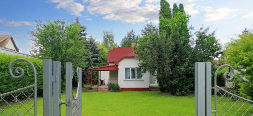 Zamardi House | Play and Relax in Lake-Parkside Cozy Family Retreat - Jegenye Cottage