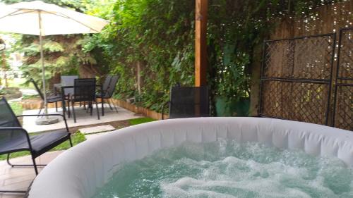 Zamardi House | Play and Relax in Lake-Parkside Cozy Family Retreat - Jegenye Cottage