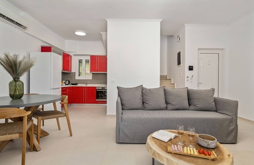 Petriti Villa | Playia Villa I is an Neoclassical villa built on the highest point of Petriti.