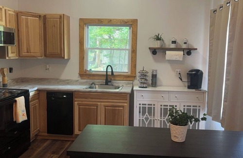 Wappapello Cabin | Playin’ Hooky is a cozy cabin with 1 bedroom, WiFi, & AC in welcoming Wappapello