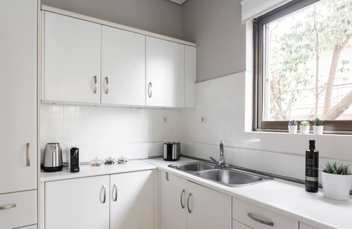 Khalandrion Apartment | Pleasant 2BR Apartment near HELEXPO