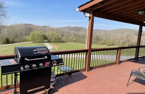 Elmwood Cottage | Pleasant Country House With Lake View ideal for Families
