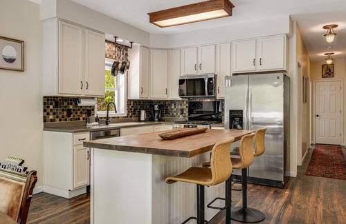 Hendersonville House | Pleasant Grove Hideaway | Private Creekside Retreat w/Hot Tub & Trails