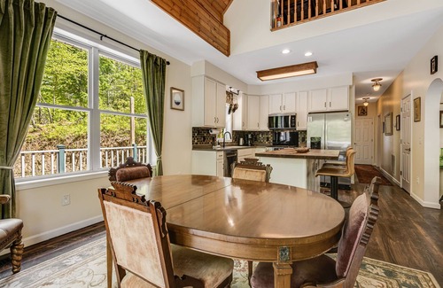 Hendersonville House | Pleasant Grove Hideaway | Private Creekside Retreat w/Hot Tub & Trails