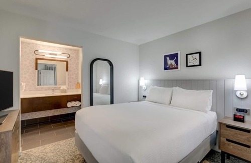 Sunnyvale Hotel | Pleasant Stay! 2 Large 1BR Suites with Kitchens, Pet-friendly, Outdoor Pool!
