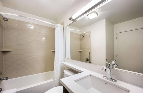 Warrenville Hotel | Pleasant Stay, Convenient Location! 2 Great Units, Minutes from Cantigny Park