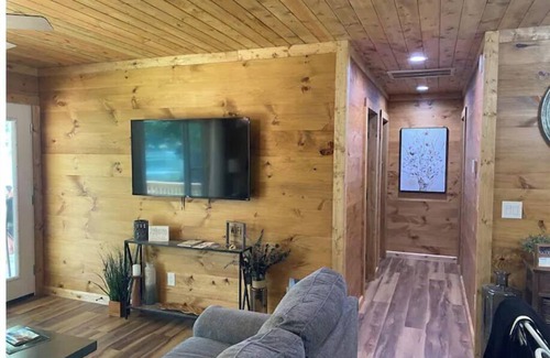 Irvine Cabin | Pleasant View - A brand new riverfront getaway!