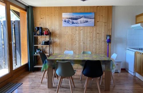 Montgellafrey Apartment | Plein sud, grande pièce de vie, vue imprenable sur les montagnes et parking couvert privé